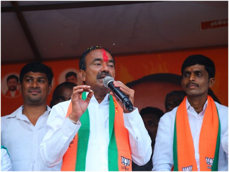 కేసీఆర్ కు బుర్ర ఉందా? రాములమ్మ సూటి ప్రశ్న