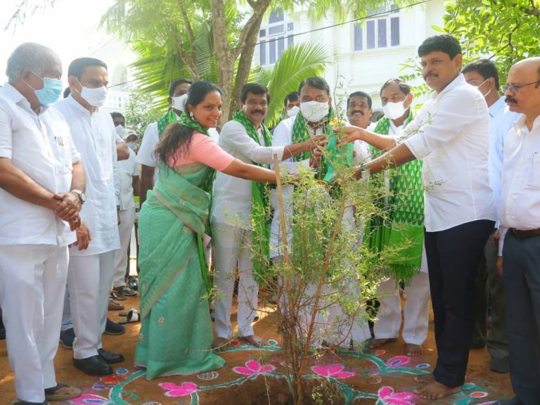 గ్రీన్ ఇండియా ఛాలెంజ్ : మొక్కలు నాటిన స్పీకర్ పోచారం