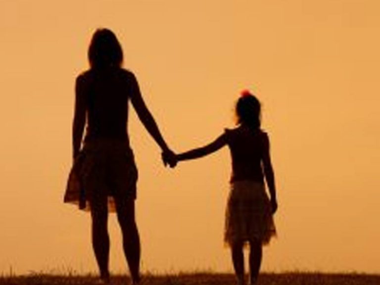 నా కూతురికి సెక్స్ టాయ్స్ కొనిస్తా.. అందులో తప్పేముందన్న తల్లి.. ఫైర్ అయిన నెటిజన్స్