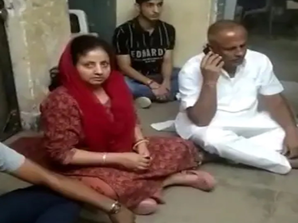 తాగితే తప్పేంటి? అంటూ పోలీస్ స్టేషన్‌లో ధర్నాకు దిగిన కాంగ్రెస్ ఎమ్మెల్యే