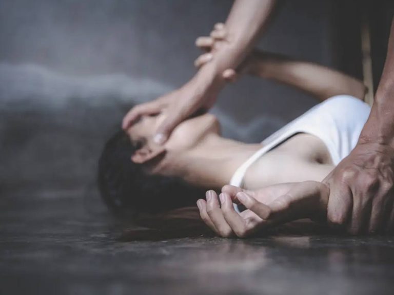 15 ఏళ్ల కుర్రాడి దారుణం.. యువతిని ఈడ్చుకెళ్లి, గొంతుకోసి…?