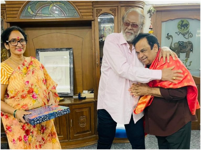 రెబల్ స్టార్ కు బ్రహ్మానందం ఆధ్యాత్మిక బహుమతి!