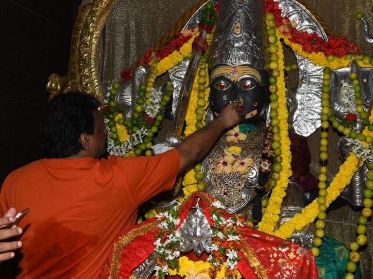 గండి మైసమ్మ అమ్మవారికి మందు తాగించిన ఆర్జీవీ !