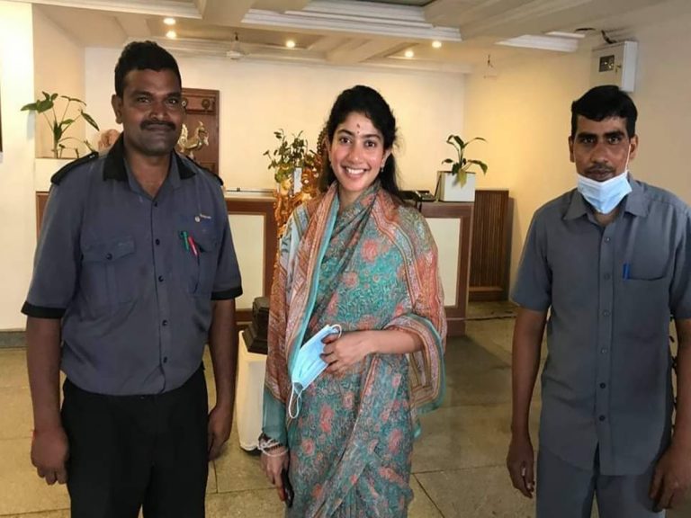 చీరకట్టులో సత్యసాయి ఆశ్రమానికి వెళ్లిన సాయిపల్లవి