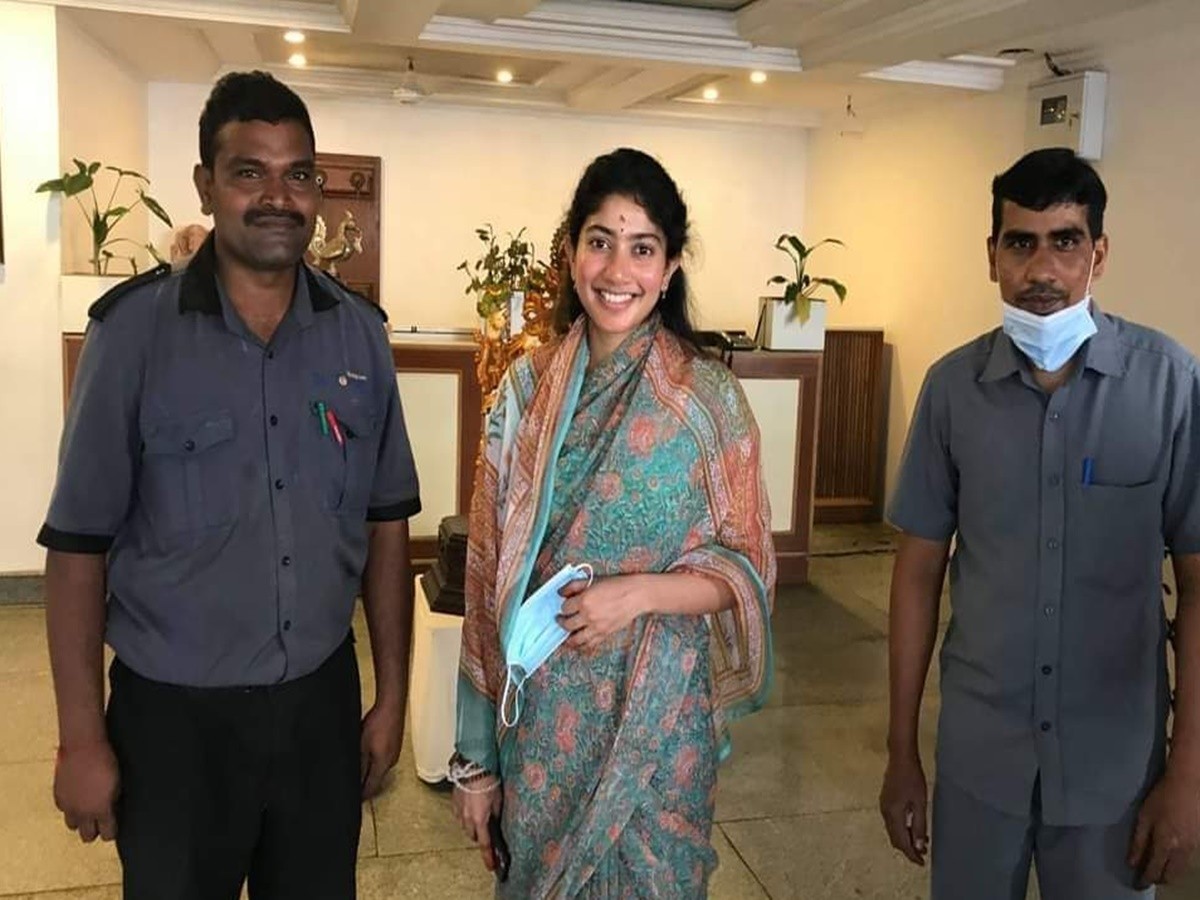 చీరకట్టులో సత్యసాయి ఆశ్రమానికి వెళ్లిన సాయిపల్లవి