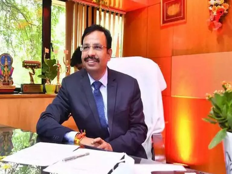 మెట్రోలో కింద కూర్చున్న గర్భిణీ… ఆర్టీసీ ఎండీ సజ్జనార్ ఏమన్నారు?