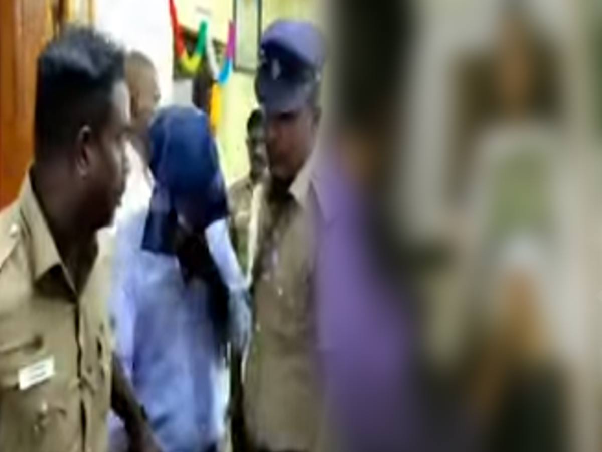 ఆసుపత్రిలోనే డాక్టర్ బాబు రాసలీలలు.. రోగుల ముందే రొమాన్స్ చేస్తూ..