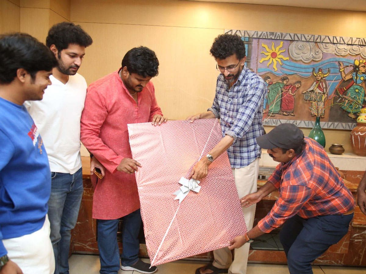 శేఖర్‌కమ్ముల చేతులమీదుగా ‘వస్తున్నా.. వచ్చేస్తున్నా’ ఫస్ట్‌లుక్‌