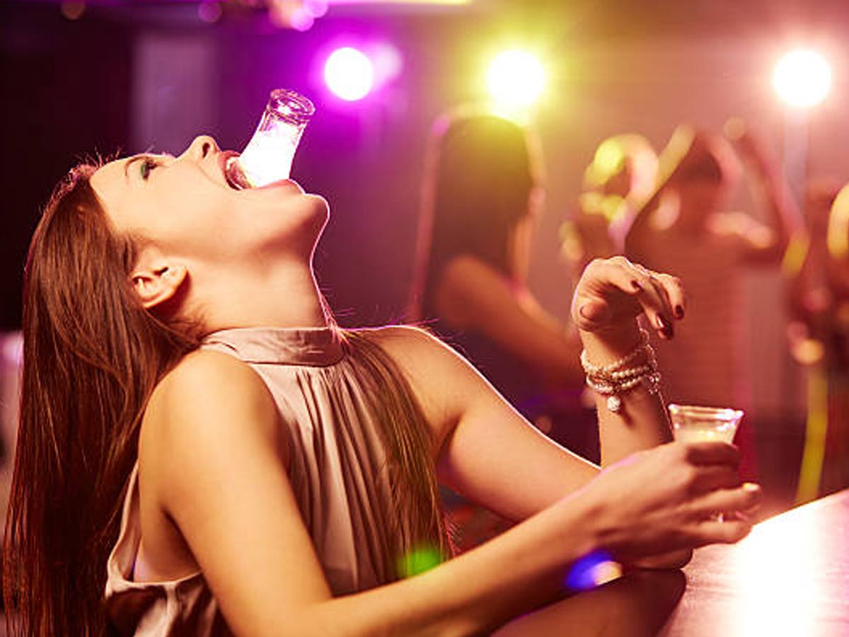 పబ్ లో షాట్స్ ఆర్డర్ చేసిన యువతి.. అతడు అలా చేయడంతో చివరికి