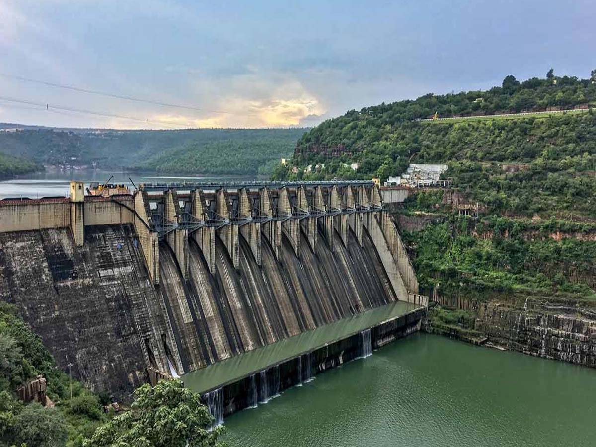 శ్రీశైలం జలాశయానికి తగ్గుతున్న వరద