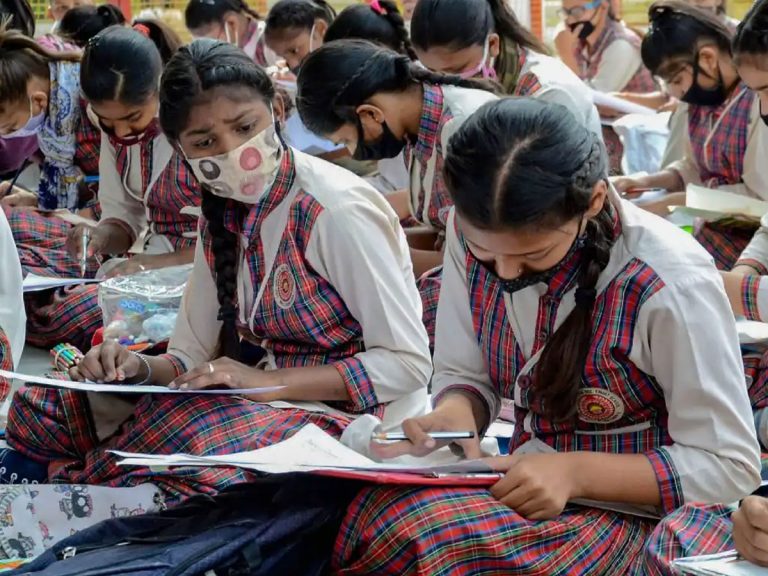 కొత్త టెన్షన్‌.. నెల రోజుల్లో 550 మంది విద్యార్థులకు కరోనా