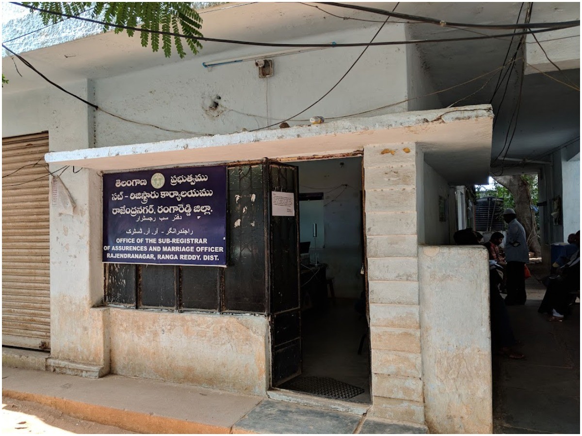 శంషాబాద్ సబ్ రిజిస్ట్రార్ ఆఫీసులో తనిఖీలు