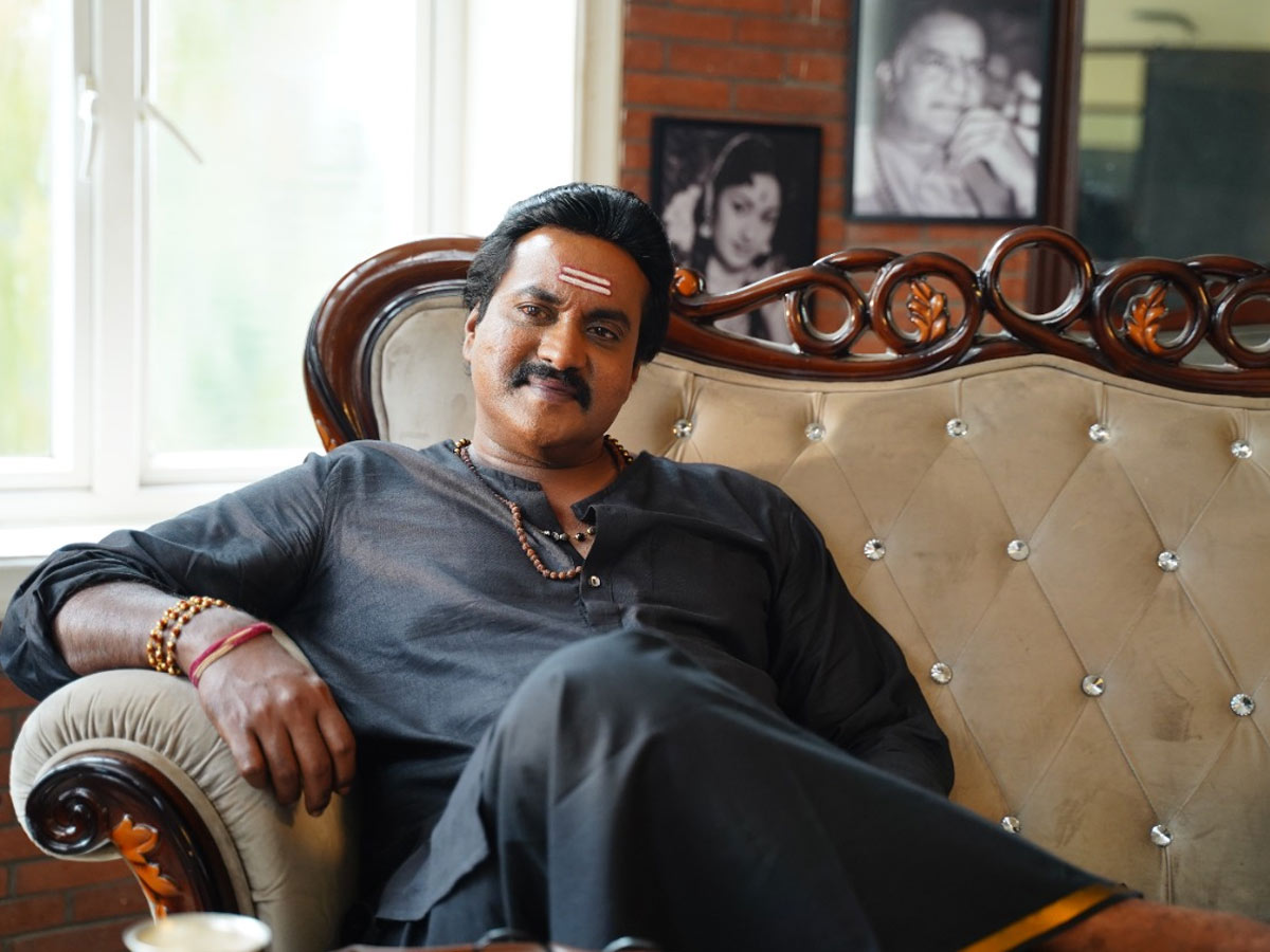 రెజీనా ఆవిష్కరించిన ‘హెడ్స్ అండ్ టేల్స్’ ఫ‌స్ట్‌లుక్‌