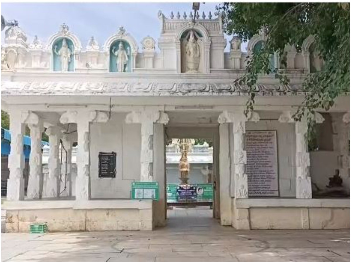 కోనేటిరాయుడి పూజలకు పుష్పాలు కరువు