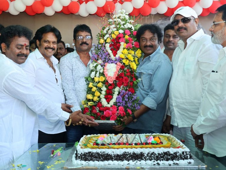 హిందీ ‘ఛత్రపతి’ సెట్ లో వి. వి. వినాయ‌క్ బ‌ర్త్‌డే సెల‌బ్రేష‌న్స్‌