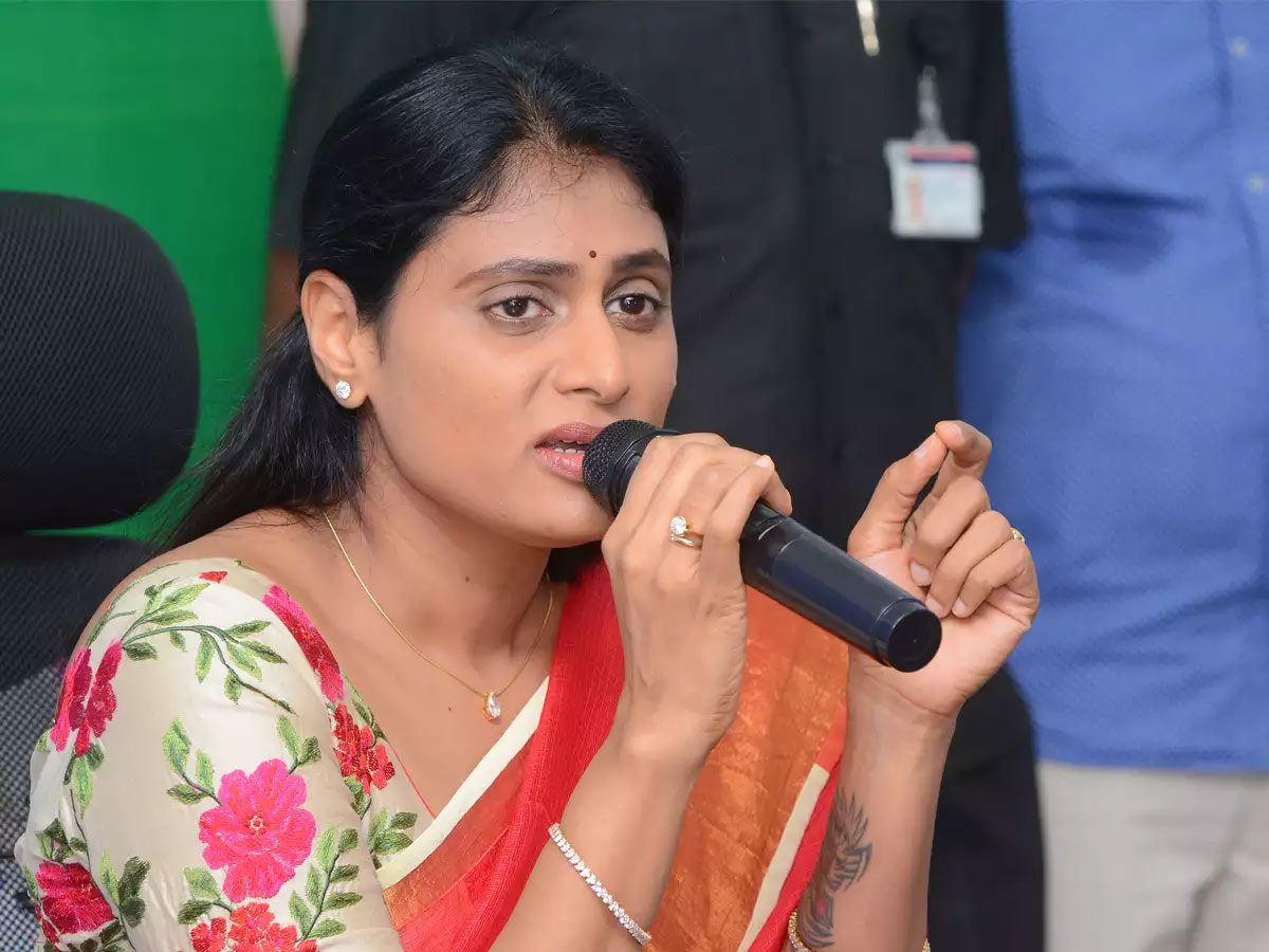 బంగారు తెలంగాణ అని చెప్పి బారుల తెలంగాణ చేసారు : షర్మిల
