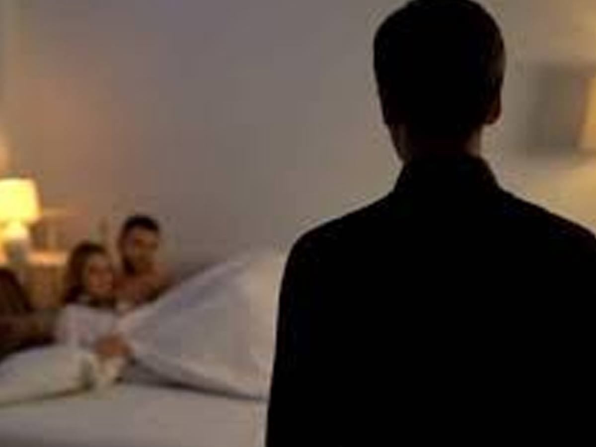 ఫ్రెండ్ భార్యతో రాసలీలలు.. వద్దని వారించినా వినకపోవడంతో