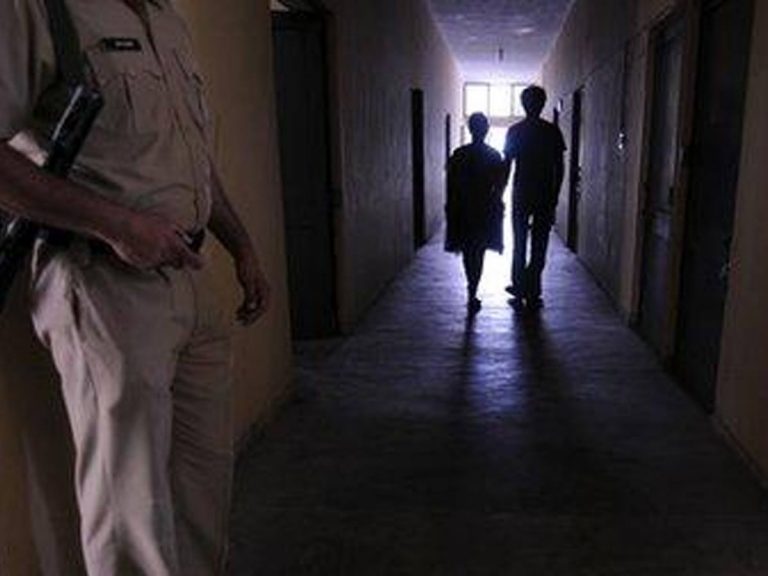 ఒంటరిగా కనిపించిన జంటలపై పోలీసుల అఘాయిత్యం.. తీరా చూస్తే