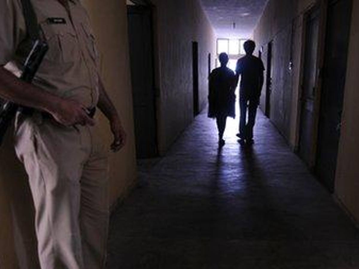 ఒంటరిగా కనిపించిన జంటలపై పోలీసుల అఘాయిత్యం.. తీరా చూస్తే