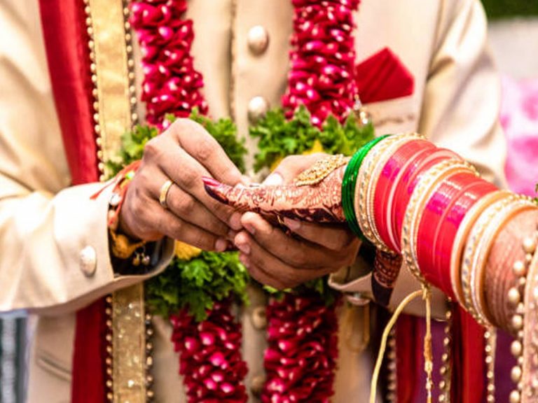 రెండు గంటల్లో పెళ్లి.. అది లేదన్న వరుడు.. షాక్ లో వధువు