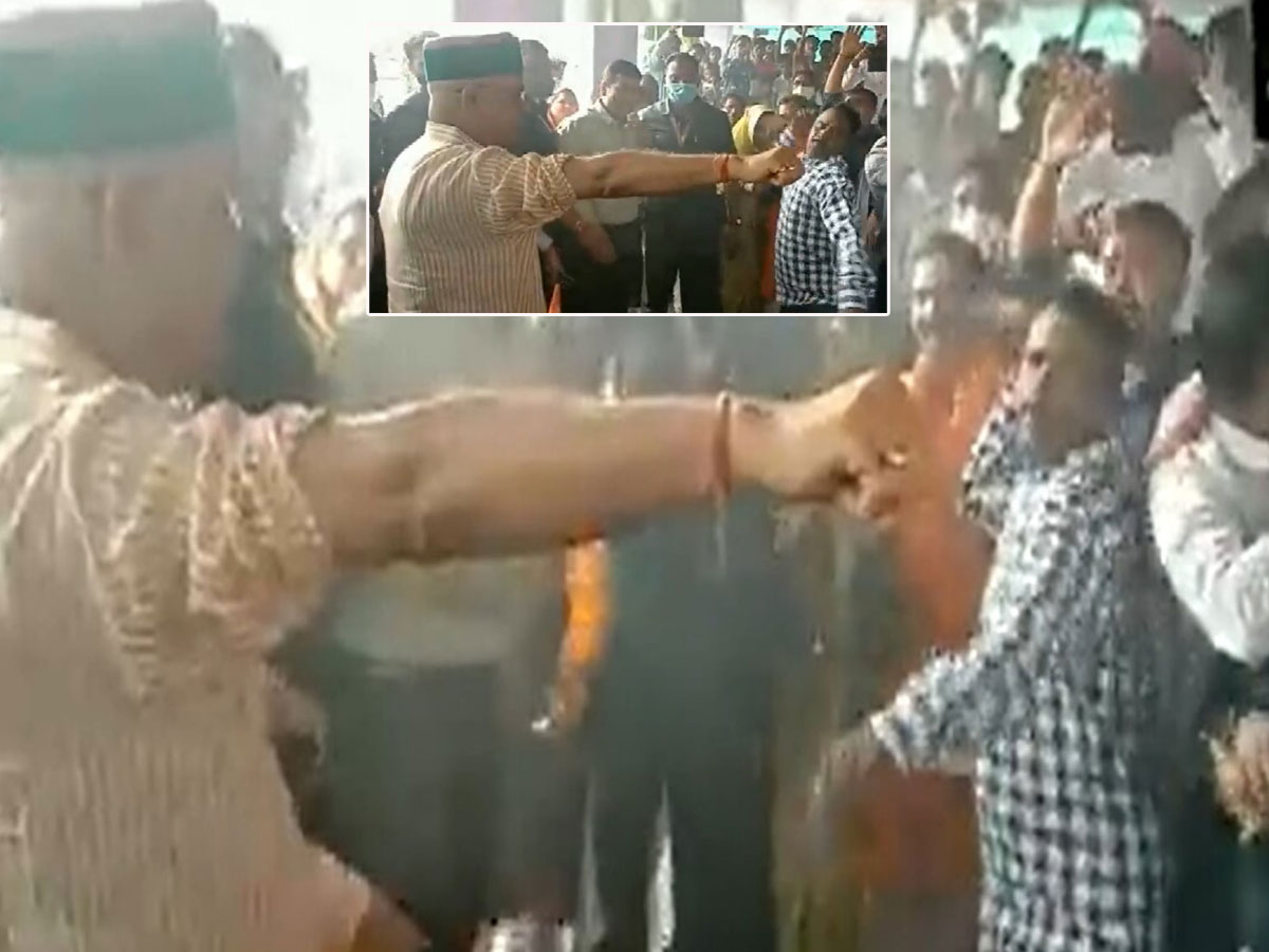 సీఎంకు కొరడా దెబ్బలు..! వీడియో వైరల్‌