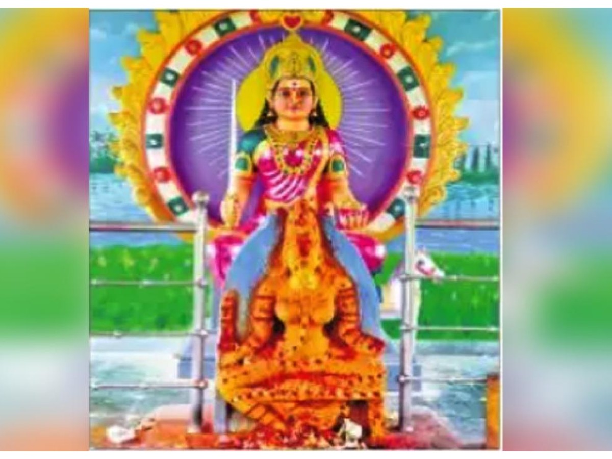 విశాఖ‌లో వింత జాత‌ర‌… బుర‌దనీళ్లు చ‌ల్లుకుంటూ…