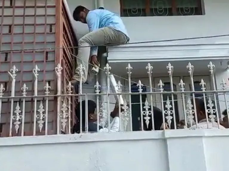 ఇంజ‌నీర్ అవినీతి భాగోతం… పైప్‌లైన్ తెరిస్తే నోట్ల క‌ట్ట‌లు బ‌య‌ట‌ప‌డ్డాయి…