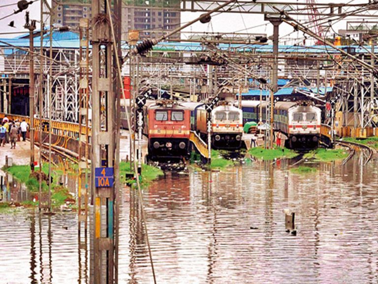 లోక‌ల్ రైళ్ల‌పై రెయిన్ ఎఫెక్ట్‌…