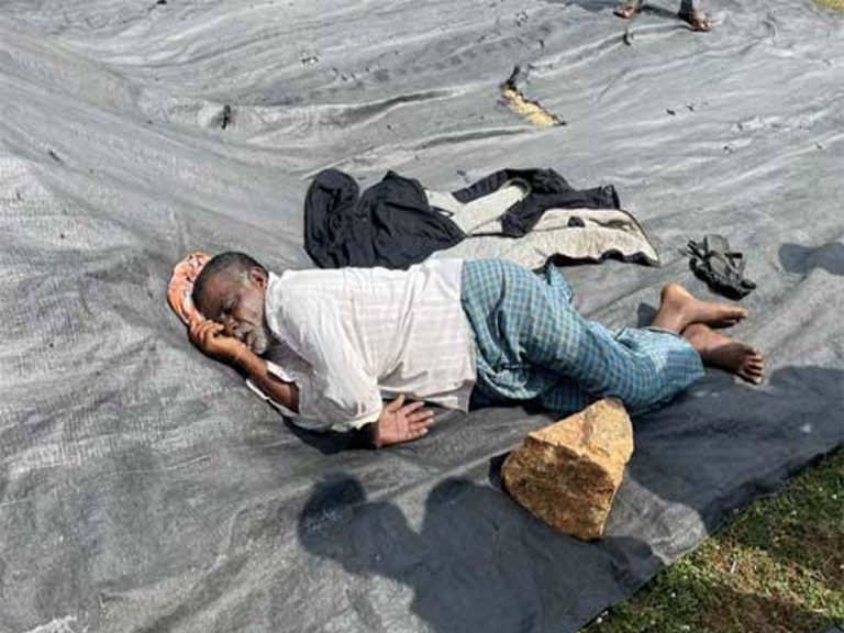 రైతుల పాలిట శాపాలుగా మారుతున్న ధాన్యం కొనుగోలు కేంద్రాలు