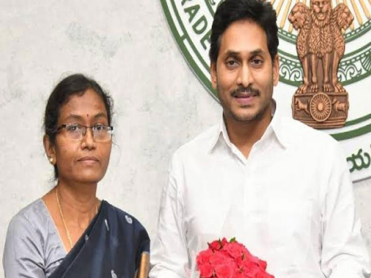 బద్వేల్‌లో వైసీపీ గ్రాండ్‌ విక్టరీ.. ఎవ్వరినీ వదలని సీఎం వైఎస్‌ జగన్