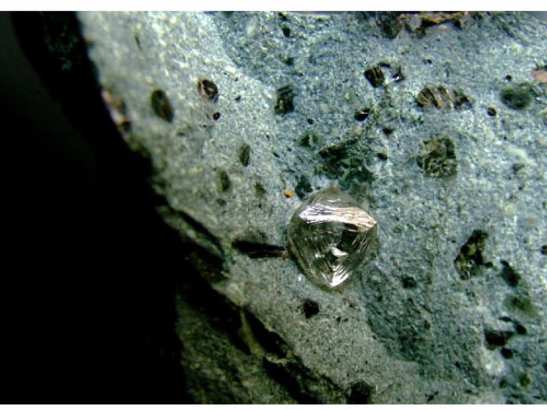 త‌లుపు త‌ట్టిన అదృష్టం…రాత్రికి రాత్రే ల‌క్షాధికారిగా మారిన కూలి…