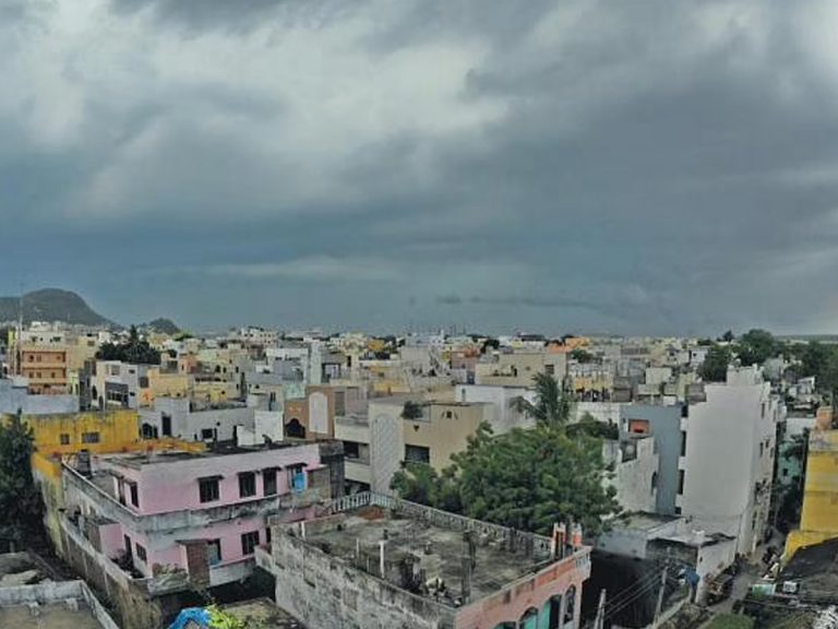 అనంత‌పురం జిల్లాలో భారీగా కురుస్తున్న వ‌ర్షం… న‌దుల‌ను త‌ల‌పిస్తున్న చెరువులు…