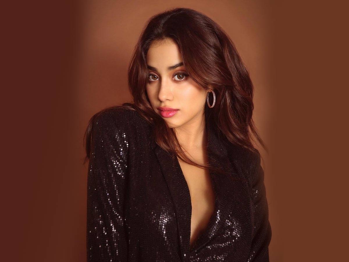 ఆ ఓర చూపులకే ఫిదా… జాన్వీ కపూర్ పిక్స్ వైరల్