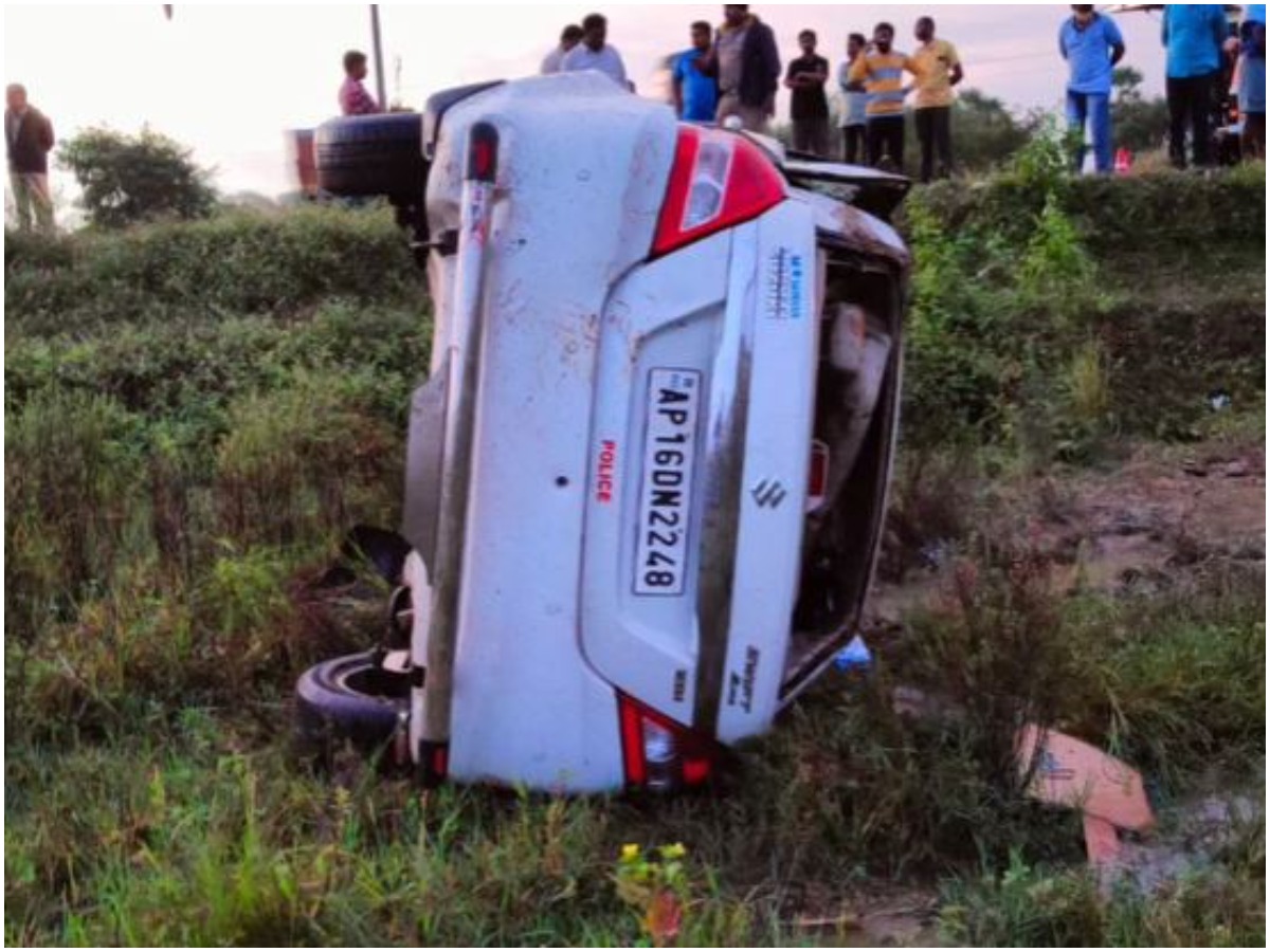 జగ్గంపేటలో పంటపొలాల్లోకి దూసుకెళ్ళిన కారు