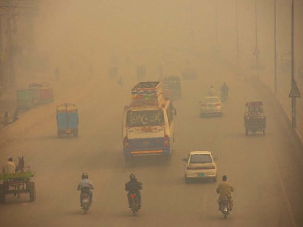 పాక్ నెత్తిన మ‌రో పిడుగు:  కాలుష్య న‌గ‌రాల్లో లాహోర్ ప్ర‌ధ‌మ‌స్థానం…