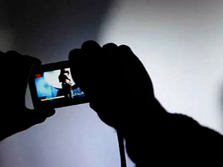 హనీ ట్రాప్ లో బాలీవుడ్ నటుడి భార్య అరెస్ట్… కోట్ల నగదు స్వాధీనం