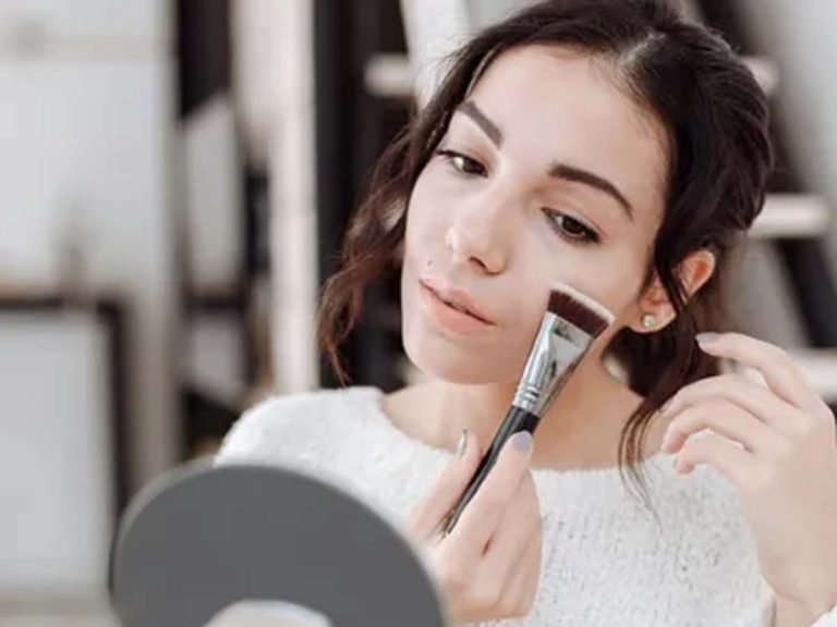 మేకప్‌ లేకుండా భార్యను చూసి షాక్‌: కోర్టు మెట్లెక్కిన భర్త