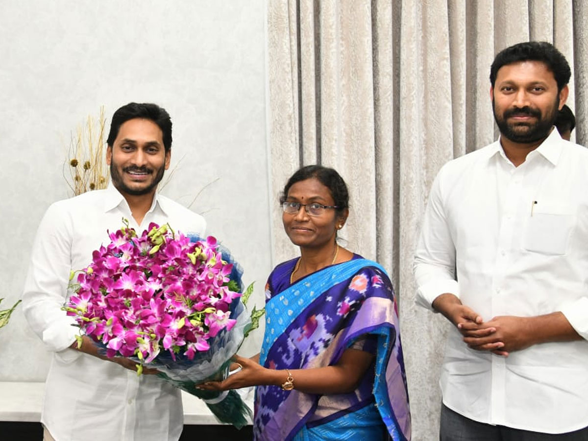 జగన్‌ ను కలిసి బద్వేల్‌ ఎమ్మెల్యే దాసరి సుధ