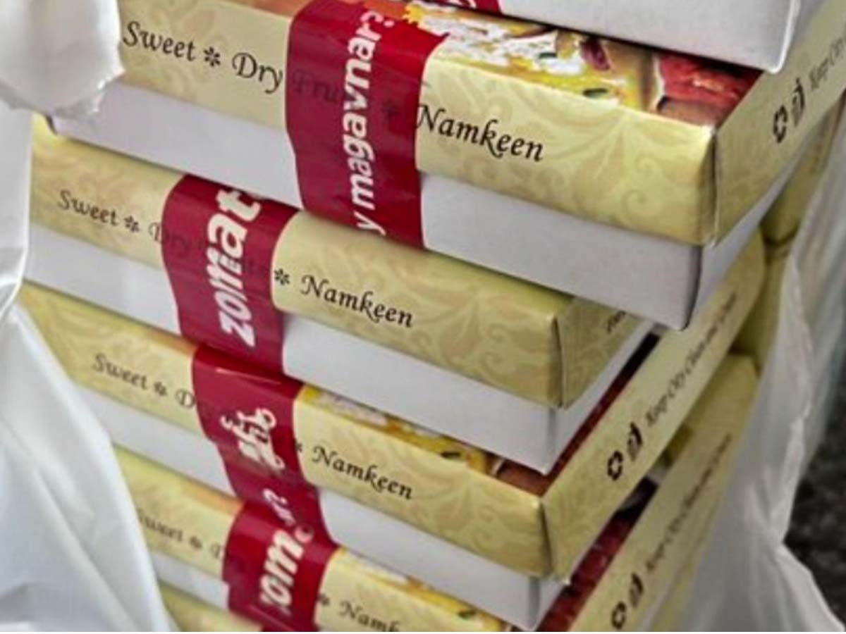 దివాళీ ఆఫ‌ర్‌:  ఇంటికి వ‌చ్చే డెలివ‌రీ బాయ్స్‌కి స్వీట్ ప్యాకెట్ ఫ్రీ…