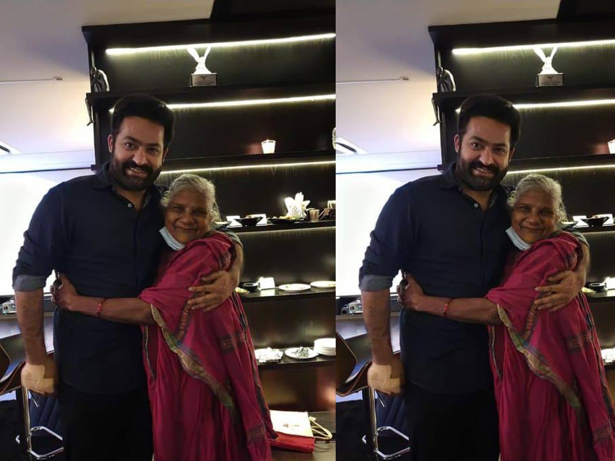 సర్జరీ తరువాత ఆమెతోనే ఎన్టీఆర్ ఫస్ట్ పిక్… వైరల్