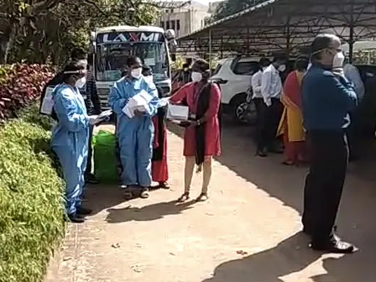 ఆ కాలేజీలో 66 మంది విద్యార్థుల‌కు క‌రోనా… రెండు డోసులు వ్యాక్సిన్ తీసుకున్నా…