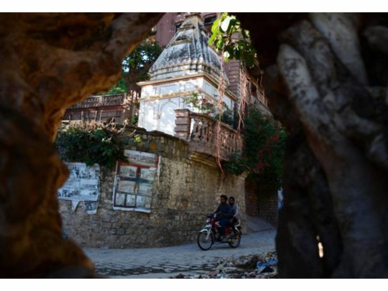 హిందువుల‌కు ఆ భూమిని అప్ప‌గించిన పాక్ ప్ర‌భుత్వం…