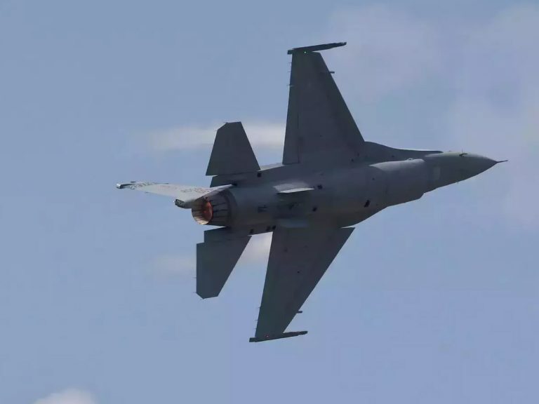 పాక్ మ‌ళ్లీ పాత‌పాటే… ఆ విమానం కూలిపోలేద‌ని వాద‌న‌…