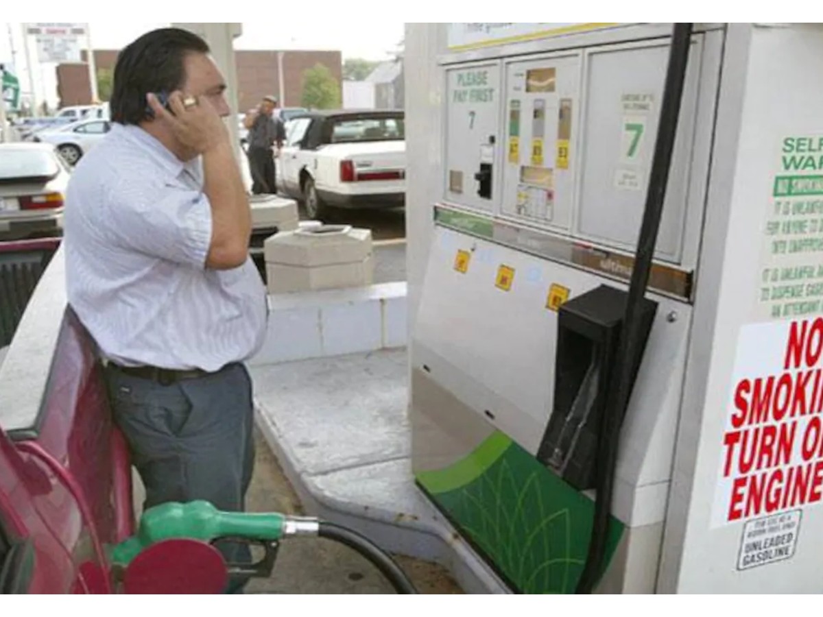 పెట్రోల్ బంకుల వ‌ద్ధ ఇలా చేస్తున్నారా… జ‌రాభ‌ద్రం…