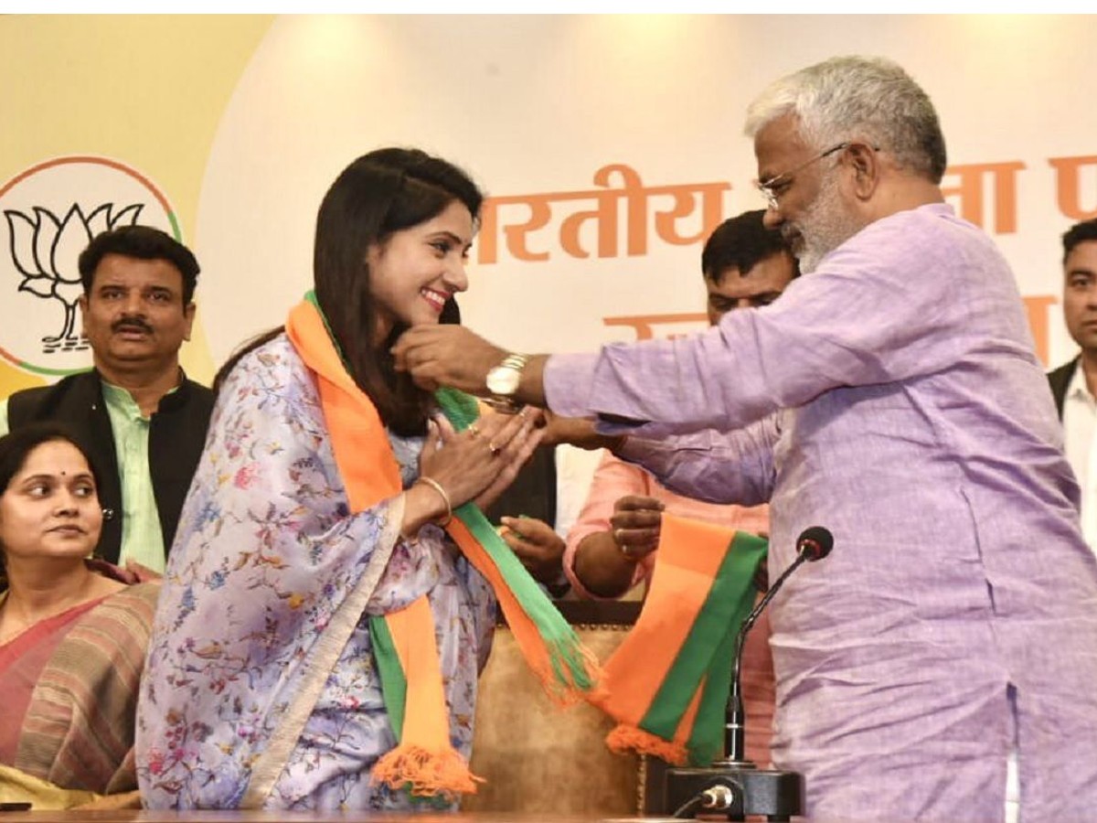 యూపీలో కాంగ్రెస్‌కు మ‌రోషాక్‌:  బీజేపీలో చేరిన రాయ్‌బ‌రేలీ ఎమ్మెల్యే…