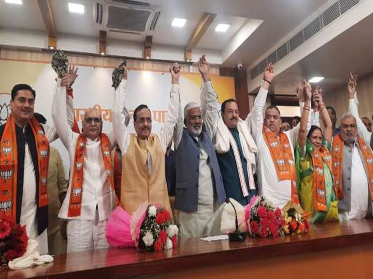 షాకిచ్చిన బీజేపీ.. కషాయం కండువా కప్పుకున్న నలుగురు ఎమ్మెల్సీలు..