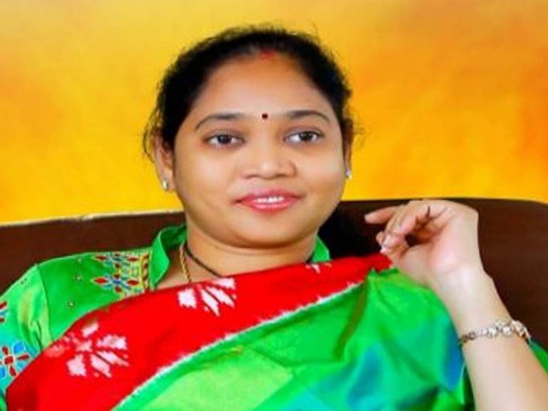 నిబంధనలకు లోబడి అమరావతి రైతులు పాదయాత్ర చేయాలి: మంత్రి సుచరిత