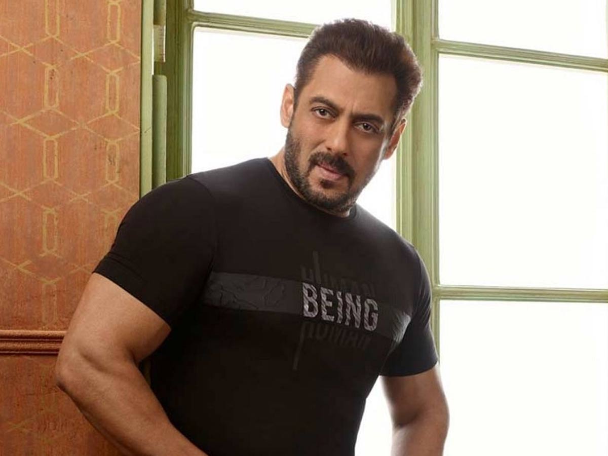 సల్మాన్ అభిమానుల పిచ్చి పీక్స్… థియేటర్లో చేయాల్సిన పనేనా ఇది ?