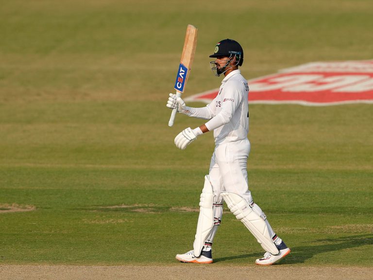 అరంగేట్ర మ్యాచ్ లోనే సెంచరీ సాధించిన అయ్యర్…