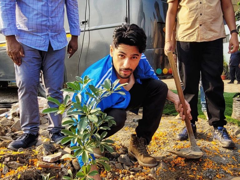 “గ్రీన్ ఇండియా ఛాలెంజ్”లో పాల్గొన్న సిద్ధార్థ్ మల్హోత్రా